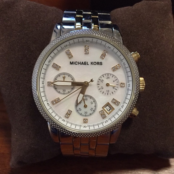 Michael Kors Small Silver Watch - Picture 3 of 4